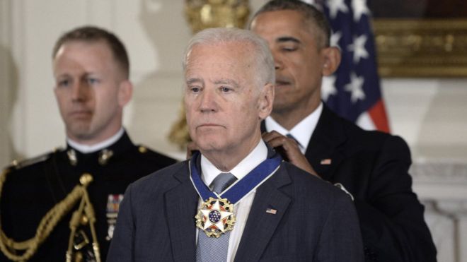 美国总统奥巴马在当地时间星期四（1月12日）向一脸意外但热泪盈眶的副总统拜登授予总统自由勋章。