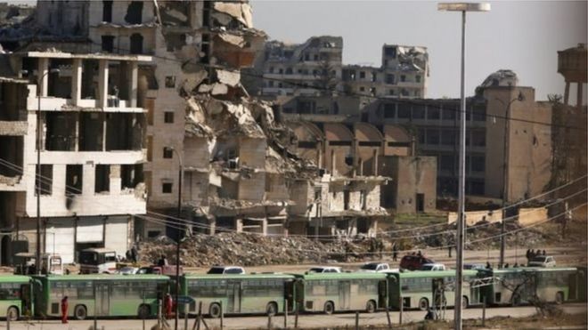 Xe buýt đợi ở điểm trung chuyển Ramouseh để đưa người dân ra khỏi đông Aleppo