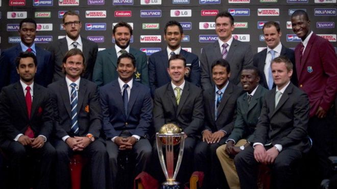 2011 உலக கோப்பை போட்டிகளின் போது சக அணித் தலைவர்களுடன் தோனி