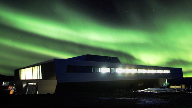 La estación india en Antártica con luces boreales.