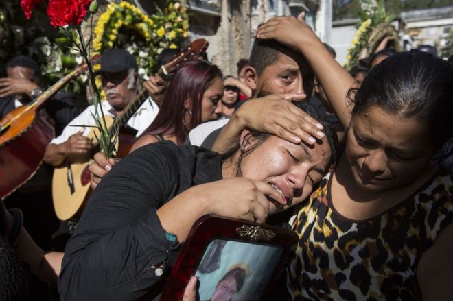 Shirley Palencia llora en el funeral de su hermana Kimberly Palencia Ortiz, de 17 años, quien murió en el incendio del Hogar Seguro Virgen de la Asunción de Guatemala el 8 de marzo.