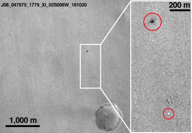 Fotografía satelital de los restos del módulo (punto negro) y paracaídas estrellado en el suelo de Marte | Foto: NASA/JPL-CALTECH/MSSS (publicada por BBC).