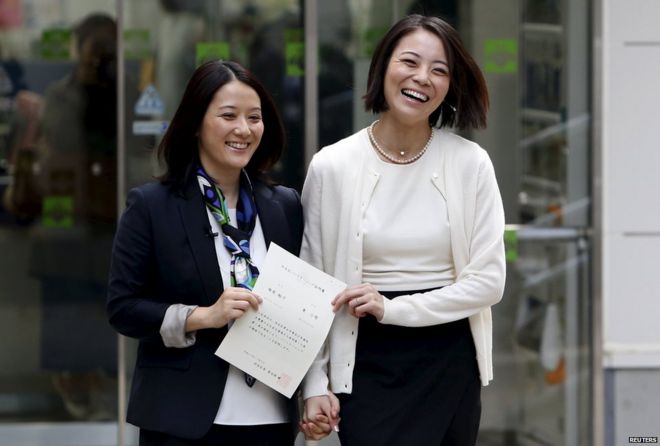 Hiroko Masuhara and Koyuki Higashi hold certificate