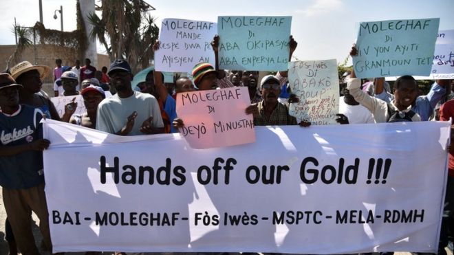 Opposition activists protest in front of the US embassy, in Port-au-Prince (21January 2015)