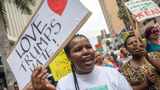 வெள்ளை மாளிகையில் புதிய அதிபராக டொனால்ட் டிரம்ப் பதவியேற்ற ஒரு நாளுக்கு பின்னர், உலக அளவில் பெண்களின் போராட்டங்கள் நடைபெற்றன. தென் ஆப்ரிக்க நகரான டர்பனின் தெருக்களிலும் இந்த போராட்டம் நடைபெற்றது.