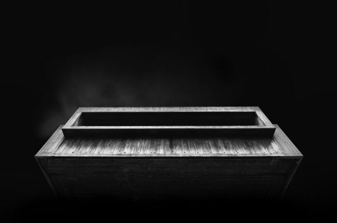 பார்வையாளரின் கவனத்தை திசைதிருப்ப, ஒளியை பயன்படுத்தாமல் இருப்பது