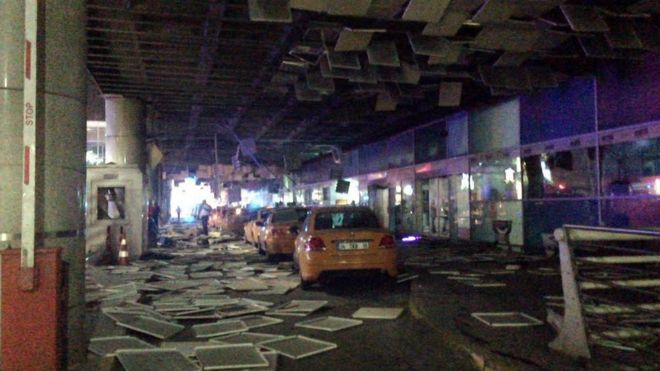 Destrozos en una de las entradas del aeropuerto