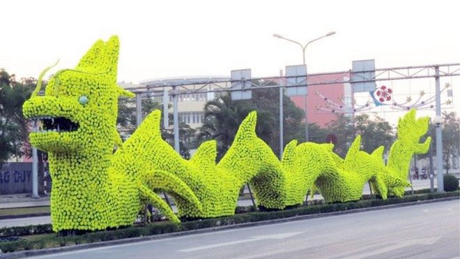 Mô hình rồng trước khi được dỡ hoa vàng và sửa lại