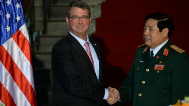 Ảnh tư liệu: Bộ trưởng Quốc phòng VN Phùng Quang Thanh đón người đồng cấp Hoa Kỳ Ashton Carter hôm 1/6/2015 tại Hà Nội