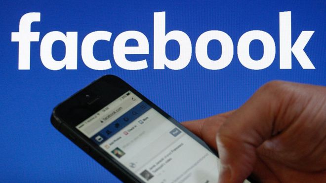 Teléfono celular con el logo de Facebook