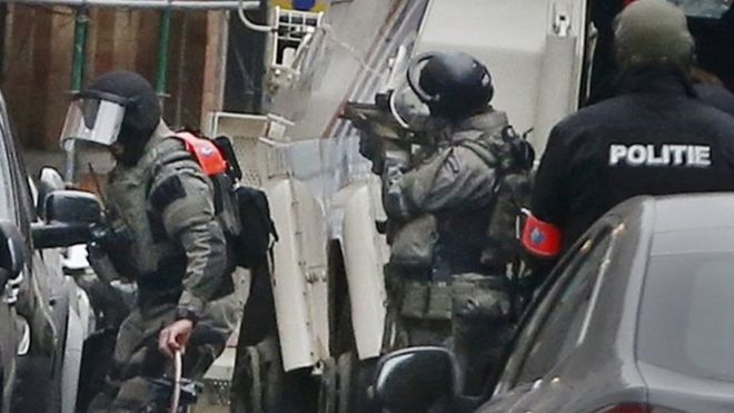 Belgian police take part in a raid in Molenbeek, Brussels. Photo: 18 March 2016
