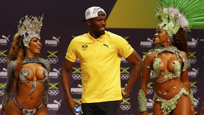 Usain Bolt con sambistas