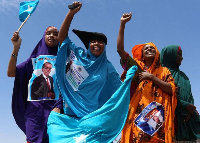 Dumar Soomaali ah oo ku dabaaldegayay Muqdisho, Khamiistii, waxay ku faraxsan yihiin in Maxamed Cabdullahi Farmaajo loo doortay Madaxweynaha dalka.