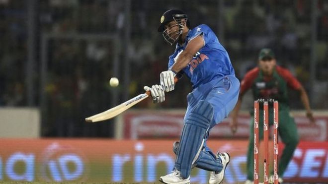 'ஹெலிகாப்டர் ஷாட்' போன்ற பல அதிரடி ஷாட்களால் விளாசல் மன்னன் என்ற புகழ்பெற்ற தோனி