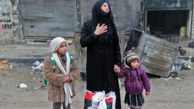 Bu Suriyalı qadın Fardosa uşaqları ilə birlikdə gəlib.