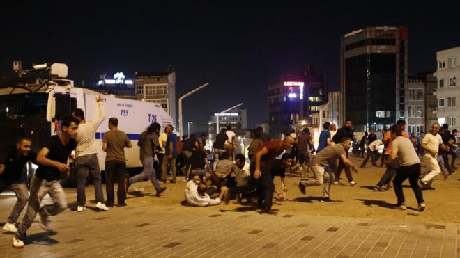 Gece boyunca Ankara'dan, başta meclise yapılan saldırı olmak üzere bombalama haberleri gelmeye devam etti. Taksim Meydanı'nda da uçakların geçişi panik havası yarattı.