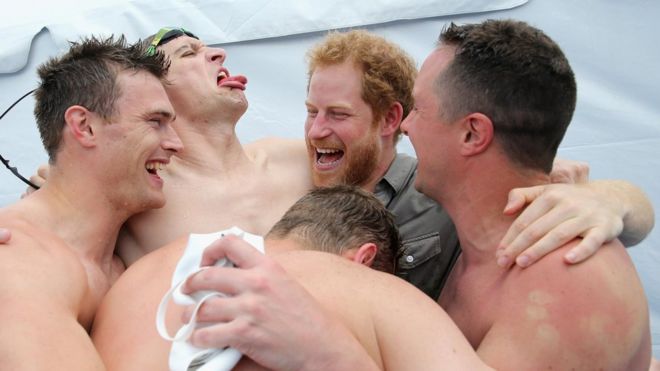 Принц Гарри празднует победу британской команды в эстафете 4x50 м на играх Invictus