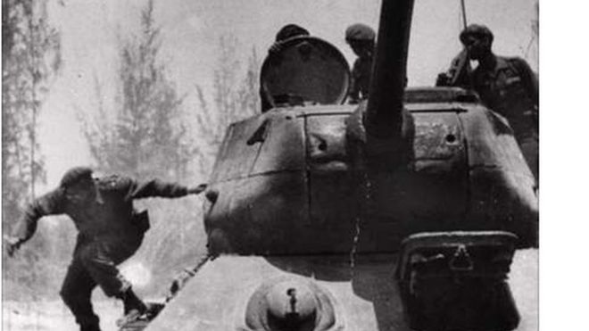 காஸ்ட்ரோவின் ஆட்சியை கவிழ்க்க முயன்றவர்களை எதிர்த்து பே ஆஃப் பிக்ஸில் நடத்திய போர்.