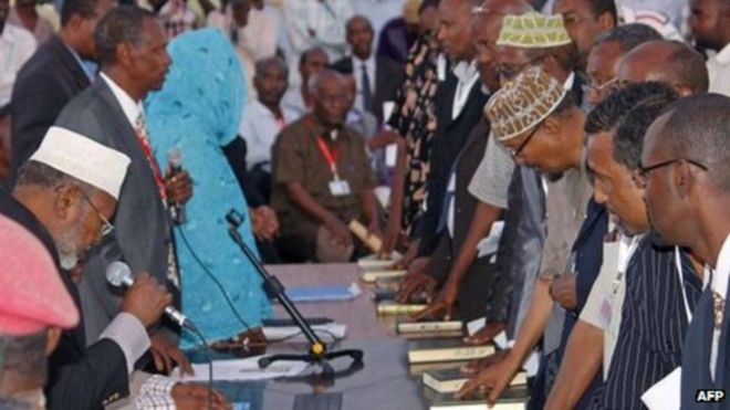Wabunge wa bunge lililopita Somalia wakiapishwa