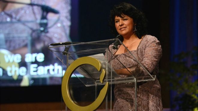 Berta Cáceres recibe el Premio Goldman en 2015