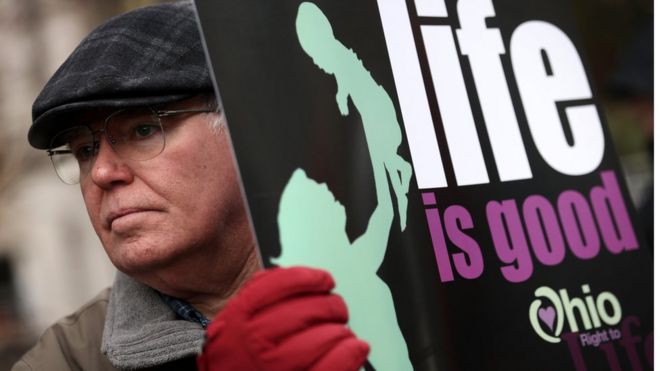 Manifestante contra aborto em Ohio