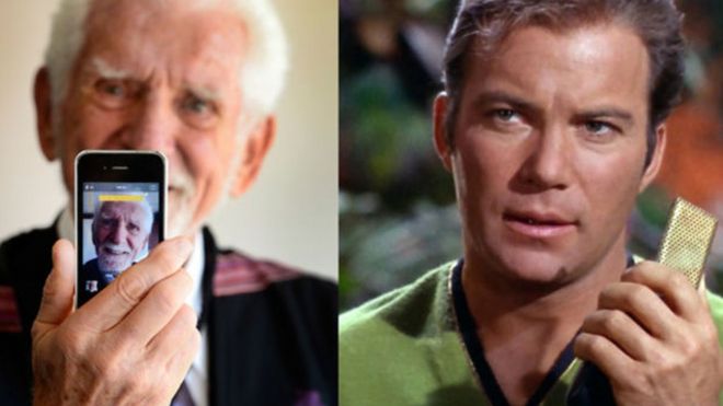 Martin Cooper (izda), inventor del teléfono móvil y el capitán Kirk (dcha) mostrando su comunicador.