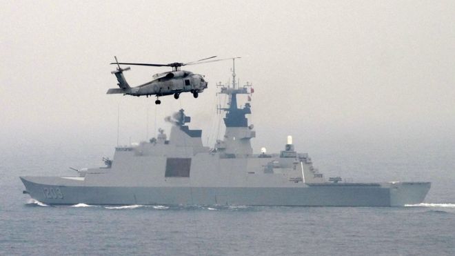 2016年台湾军事演习当中一架美制军用直升机在一加法国制军舰上空飞行
