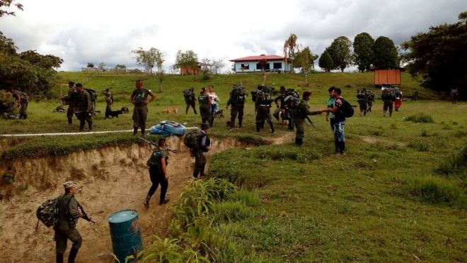 Guerrilleros del Bloque Sur de las FARC en camino a la ZVTN de Puerto Asís, en el Putumayo.