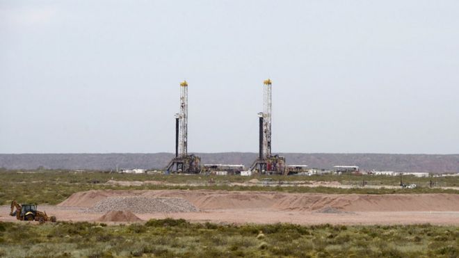 Vista de un pozo petrolero en la reserva de Vaca Muerta en Loma Campana, en la provincia patagónica de Neuquén, a unos 1.180km al sur de Buenos Aires, Argentina, tomada el 4 de diciembre de 2014.