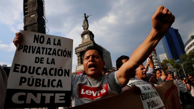Miles de maestros se oponen a la reforma de la educación propuesta por el gobierno de México.
