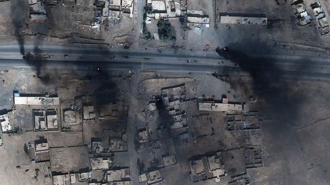 Imágenes satelitales publicadas por Stratfor muestran neumáticos encendidos a lo largo de la autopista 2, una vía que conduce a Mosul.