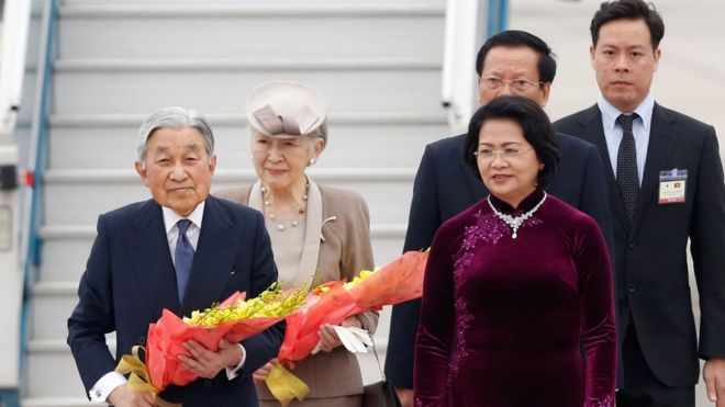 Phó Chủ tịch nước Đặng Thị Ngọc Thịnh đã ra đón tiếp Nhật hoàng và Hoàng hậu Nhật Bản tại sân bay Nội Bài