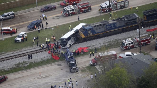 Столкновение поезда с автобусом в Миссисипи