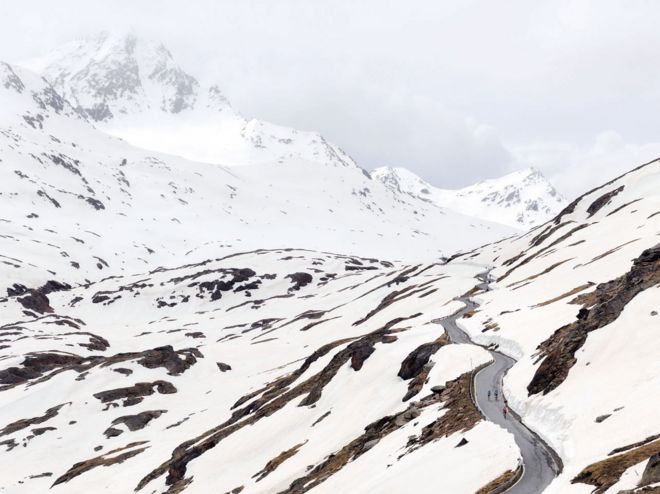 கேவியா கணவாயின் சரிவுகள் பனிகளால் மூடப்பட்டுள்ளது.