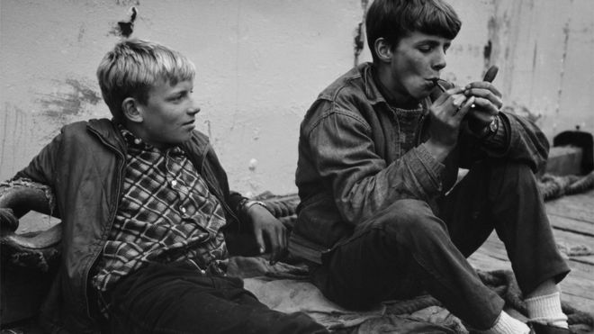 Dois adolescentes fumando na Islândia, em 1950