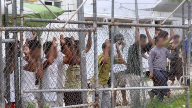 قانون جدید وضعیت سه هزار پناهجویی را که در حال حاضر در پاپوآ گینه نو و جزیره نائورو نگهداری می‌شوند به شدت پیچیده‌تر می‌کند