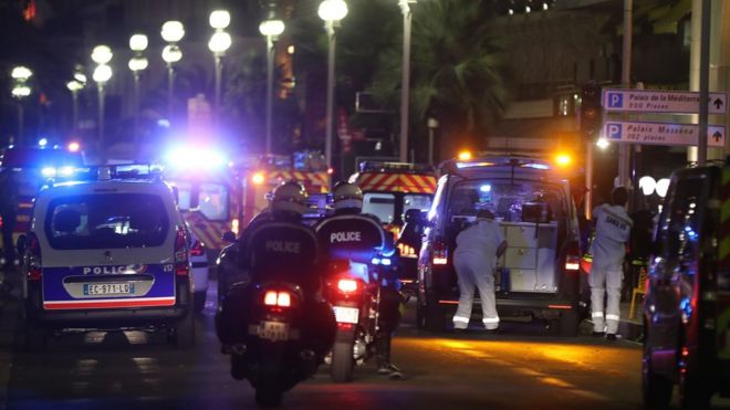 Vehículos de policía y ambulancias.