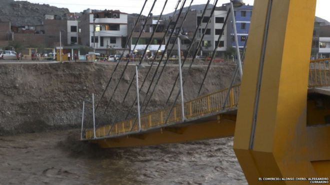 Puente Solidaridad desplomado por las lluvias en Lima.