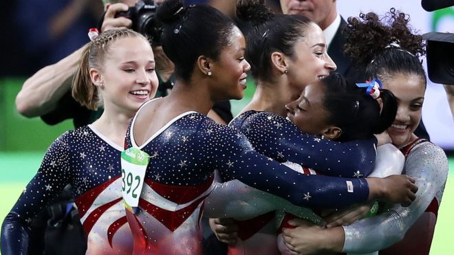 Victoria del equipo de gimnasia estadounidense.