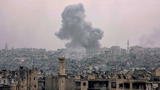 Una columna de humo se eleva sobre la zona oriental de Alepo.