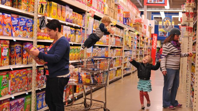 Wil en el aire entre compradores en un supermercado