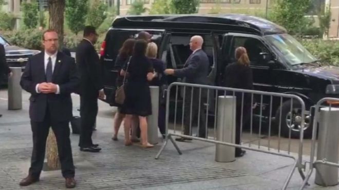 Bi Clinton akisaidiwa kuingia katika gari