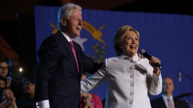 Bi Hillary Clinton (kushoto) na mumewe Bw Bill Clinton mjini Las Vegas, Nevada.