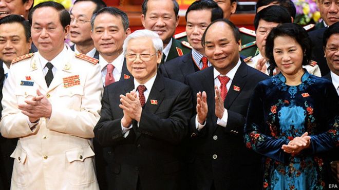 Bí thư Hà Giang, ông Triệu Tài Vinh (hàng hai, giữa TBT Nguyễn Phú Trọng và Thủ tướng Nguyễn Xuân Phúc), là người bị phê là có 'cả nhà làm quan'.