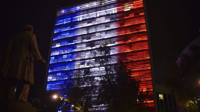 En México, el edificio del Senado se pintó con los colores de la bandera de Francia.