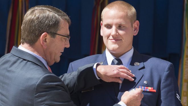 US Secretary of Defense Ashton Carter (L) awards US Air Force Airman First Class Spencer Stone (R) the Airman"s Medal