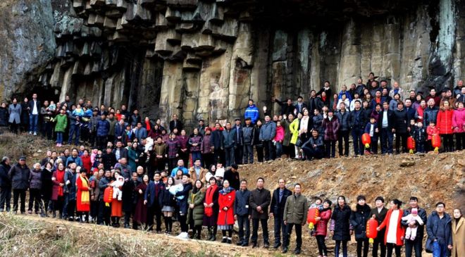 Picture of more than 500 members of the Ren family in China