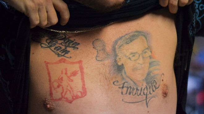 Juan José Herrera muestra el tatuaje del rostro de Ismael Enrique Arciniegas.