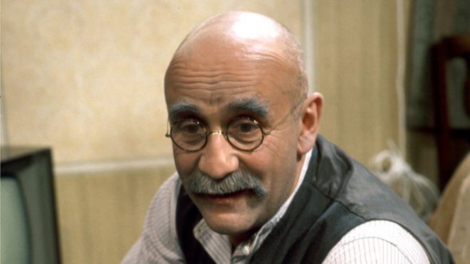 Warren Mitchell