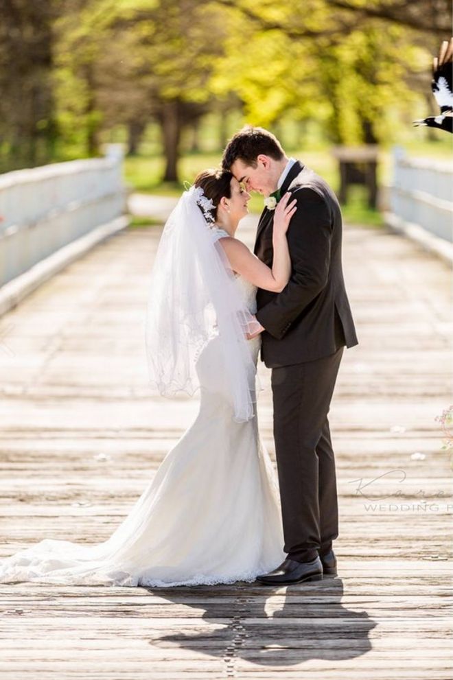 பறவை தங்கள் தலைக்கு அருகில் இருப்பதை அறியாத ஃபிலிப் மற்றும் சாரா மரியா